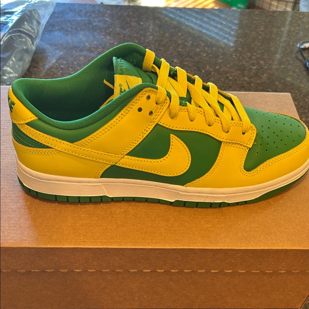 Nike Low-Top Sneakers in Yellow and Green